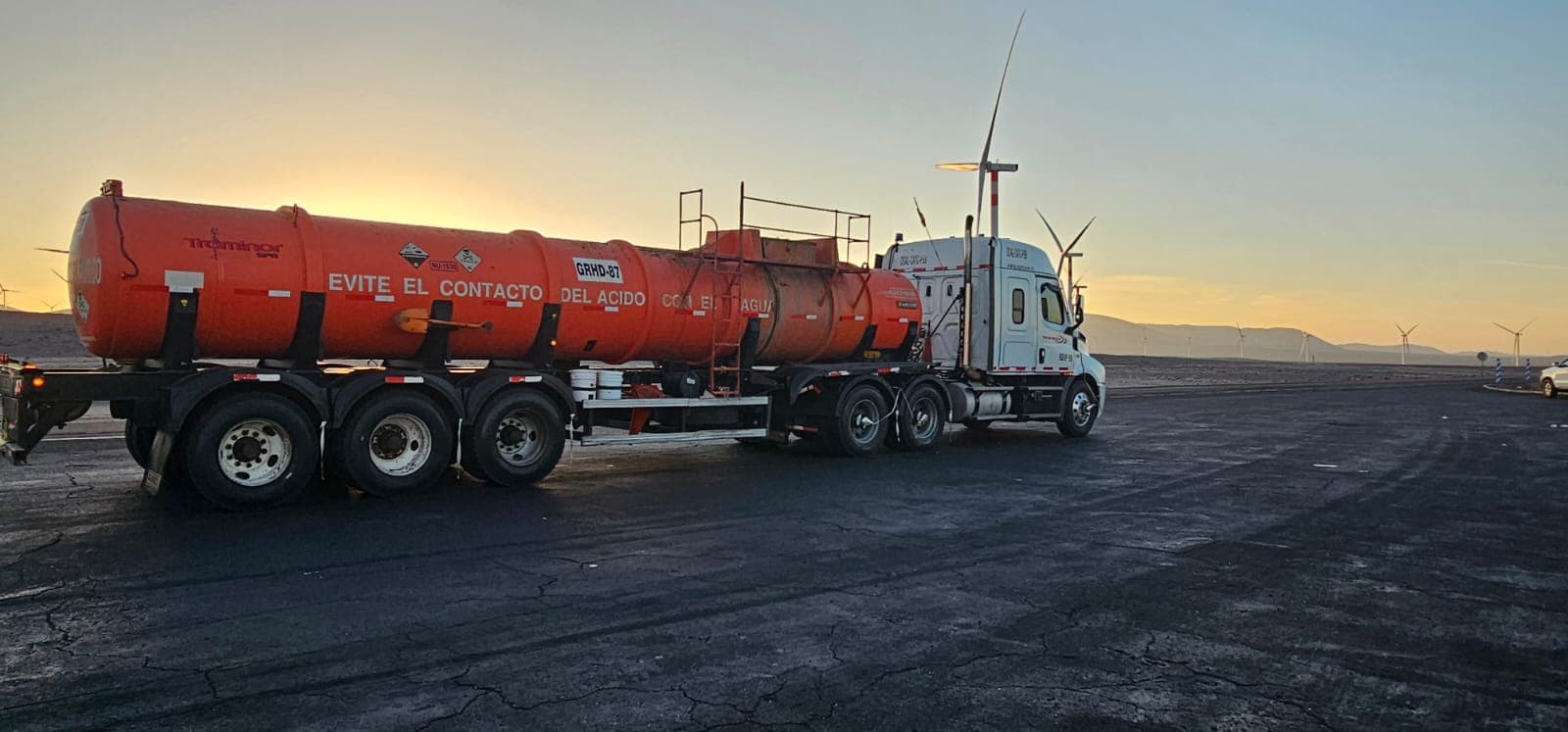 Tracto y semirremolque cisterna